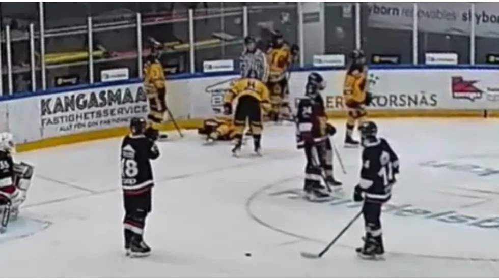Casper Kjölmoen åkte på en tackling efter sitt mål och ambulans tillkallades till PART Arena i Kalix.