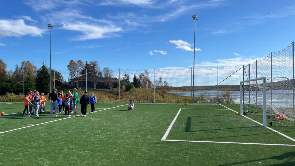 Spelet igång efter invigningen av Karesuando konstgräsplan, Sveriges nordligaste.