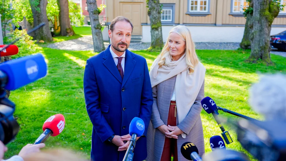 Kronprins Haakon och kronprinsessan Mette-Marit av Norge på presskonferensen.