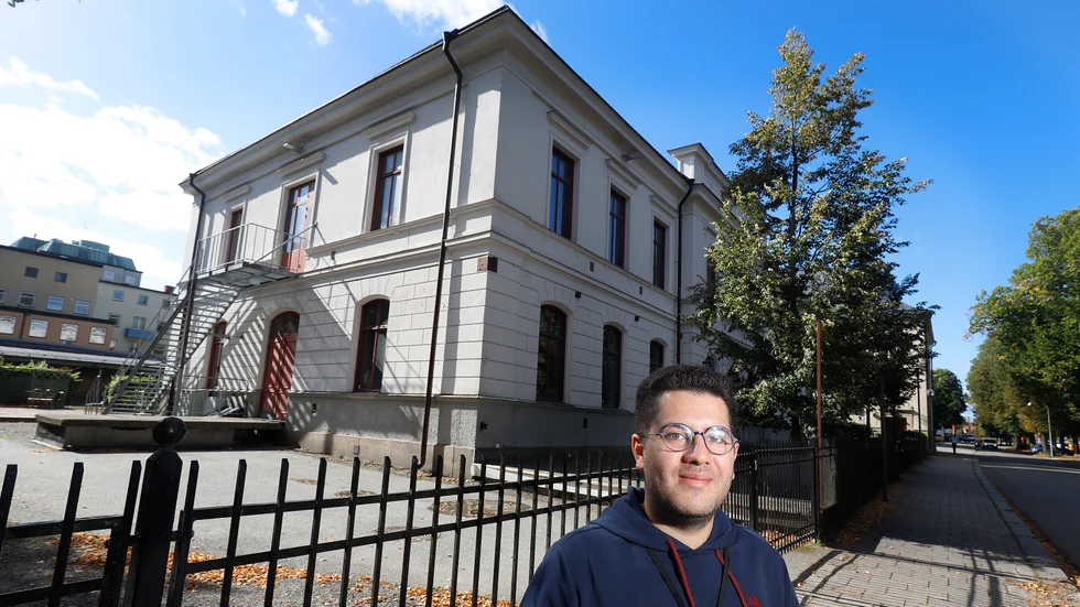 Shervin Pirani är vice ordförande för samverkan på kårhuset i Eskilstuna. Nu visar han tidningen runt i studenternas kårhus i Eskilstuna.