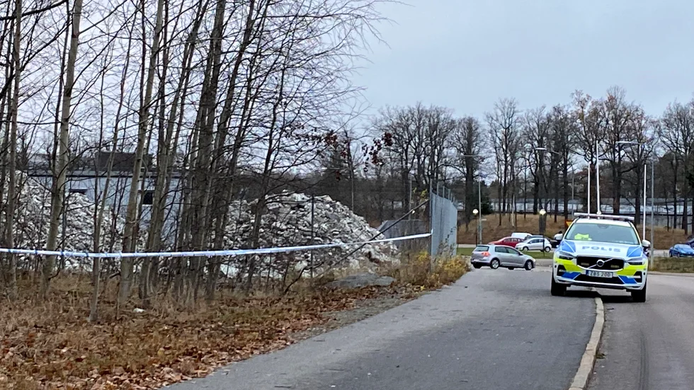 Polisen spärrade av en skogsdunge i Vilsta industriområde under lördagen.