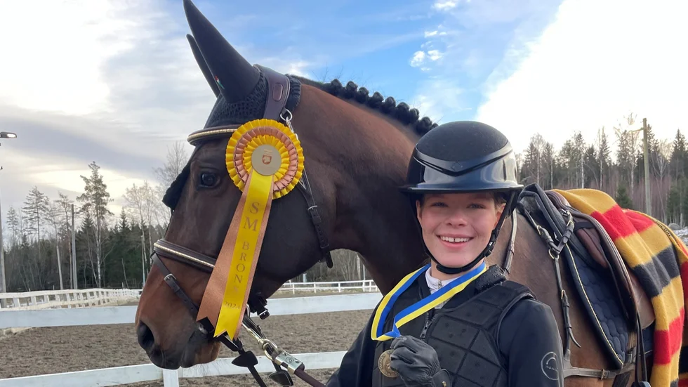 Tyra Marklund, Piteå RK, med Benito efter SM-bronset i hästhoppning.