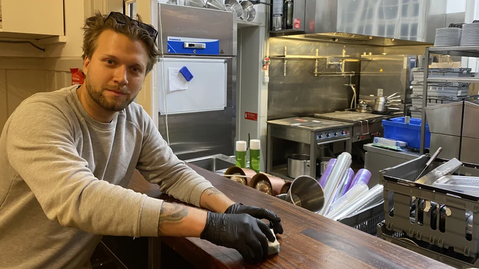 Restauranglokalen genomgår just nu en renovering. Här är det krögaren Marcus Solder som fixar till bardisken.