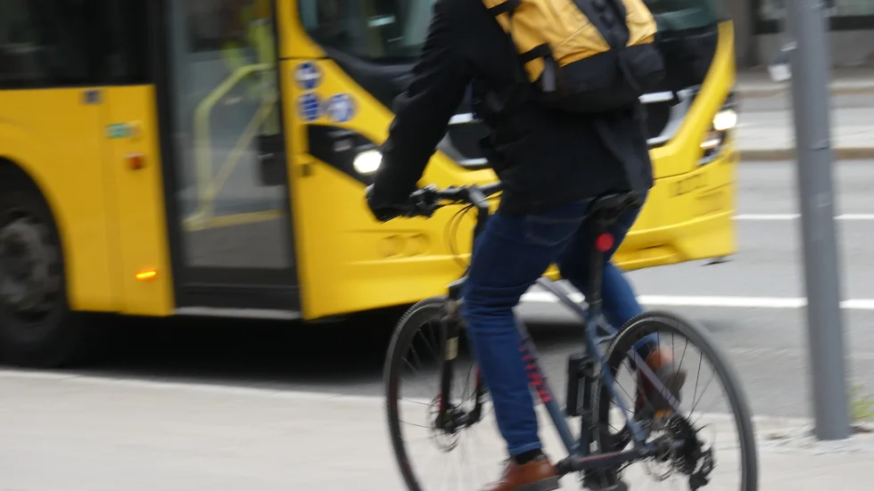Cyklist på trottoaren utanför stadshuset.