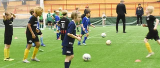 Här trängs 50 tioåringar på en tredjedels fotbollsplan