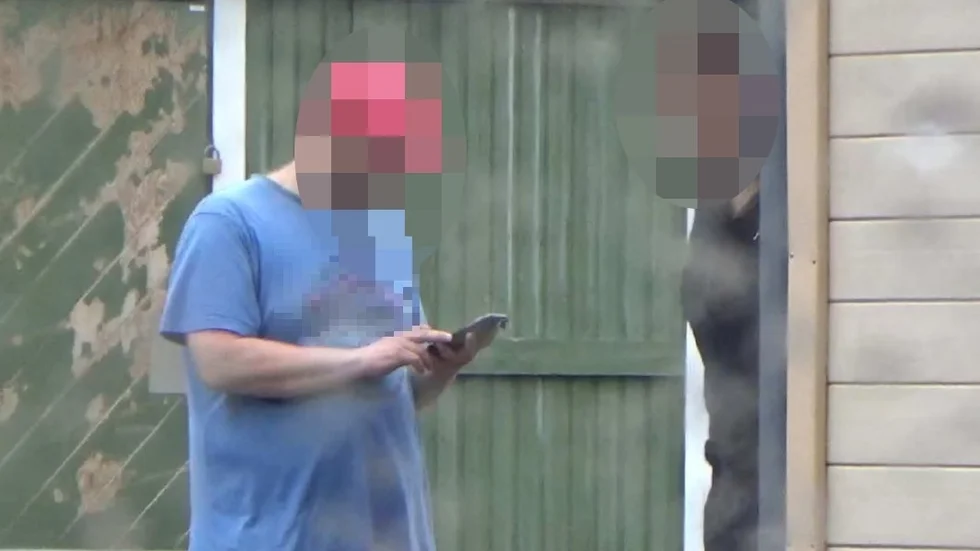 Den 15 juli i år fotograferades en 47-årig man (till vänster i bilden) när han överlämnade 150 gram hasch till en man i Ryd. (Bilden är hämtad ur förundersökningen.) 
