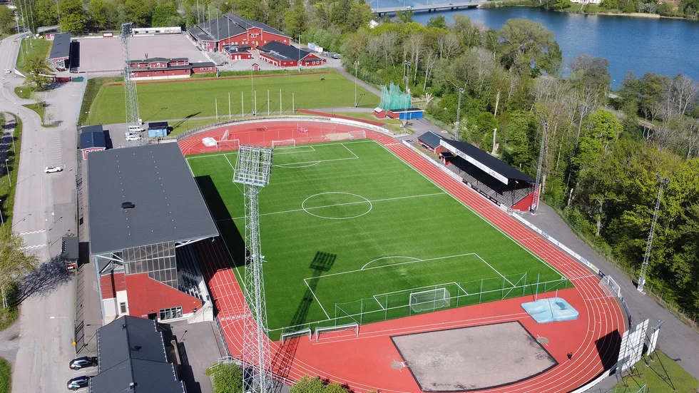 Allsvensk arena. I en träningsmatch på lördagen spelar AIK från Stockholm mot Öster från Växjö. Matchstart klockan 14. Maif är värd för matchen.