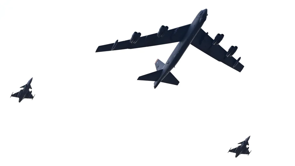 Två svenska Jas 39 Gripen och ett amerikanskt B-52 Stratofortress-plan flög över centrala Stockholm häromdagen.
