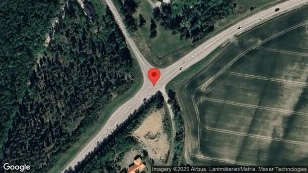En personbil i viltolycka på väg 900