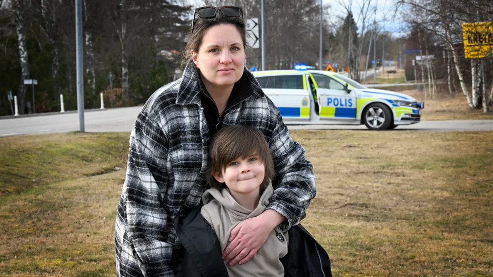 Anna Tähti Näsberg med sonen Frans-Wilhelm. De tycker att bilister brukar köra för fort på vägen precis utanför skolan.