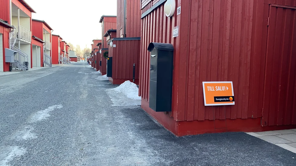 Det finns ovanligt många bostäder till salu i Skellefteå. På bostadsområdet Anderstorp finns omkring 25 liknande radhus till salu.