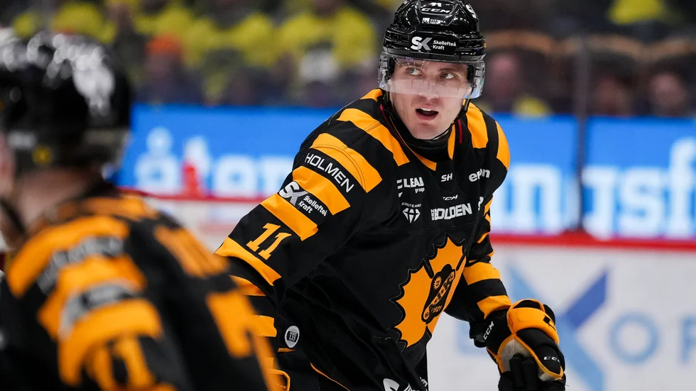 Max Lindholm var en av de stora matchhjältarna i AIK. Laget vann den fjärde matchen med 6–2 hemma mot Färjestad.