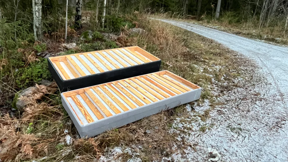 Två sängbottnar har dumpats vid Knorranvägen, något som leder till extraarbete för kommunen.
