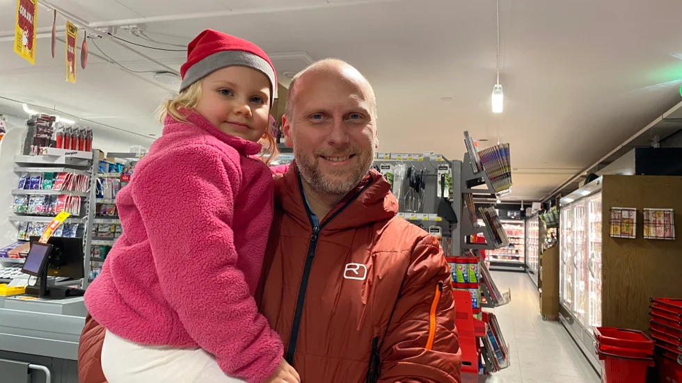 Esther Johansson med pappa Martin på Ica i Loftahammar.