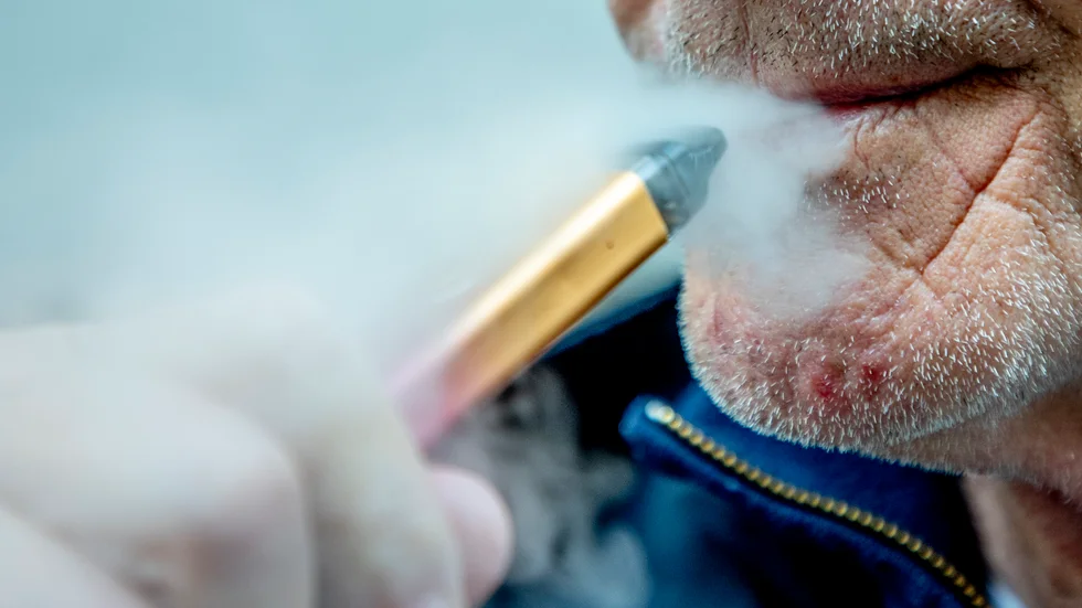 Det kan vara svårt att sluta med e-cigaretter för den som vill. Nu har forskare gått igenom metoder för att ta reda på vad som funkar bäst.