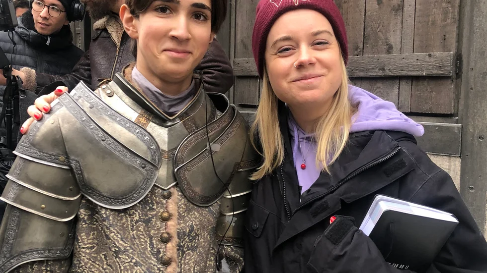 "Det har varit två intensiva år. Vi ville behålla våra barn Xavier (Canca-Englund) och Kerstin (Linden) så var vi tunga att köra på så att inte de skulle hinna bli för stora. Är man ett fan kommer man inte bli besviken, snarare glad, men man behöver inte ha sett julkalendern", berättar Denise Sonehag Carlford om arbetet bakom filmen som är en fristående fortsättning på 2022s julkalender. På bild med skådespelare Xavier Canca Englund. 