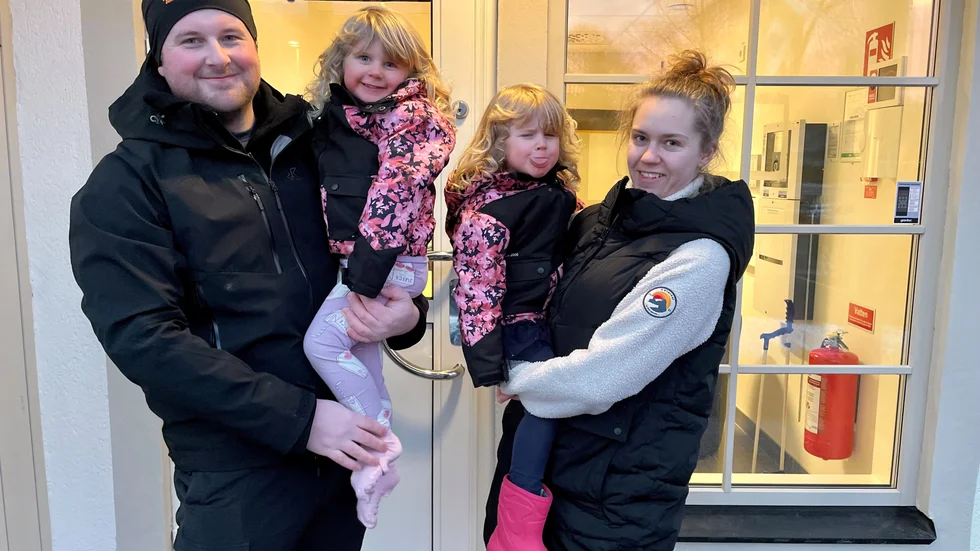Simon Sundbom och Alina Ryberg med tvillningarna Maja och Marta som går på nybyggda Brukets förskola i Söderfors.