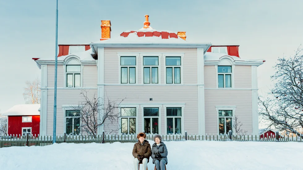 Lasse Karlsson och Vivian Stenlund utanför sitt hem i Burträsk. Huset är byggnadsminnesmärke idag.