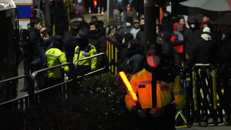 Polis utanför Sydkoreas avstängde president Yoon Suk-Yeols residens.