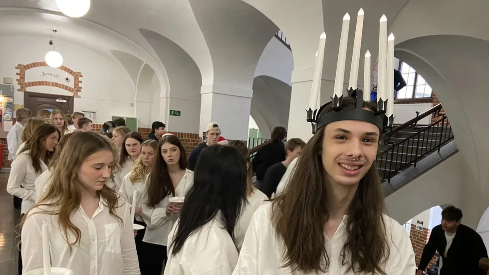 Ljusets brud på väg in i aulan för luciakonsert. Fler bilder från Eskil hittar du i flödet nedan!