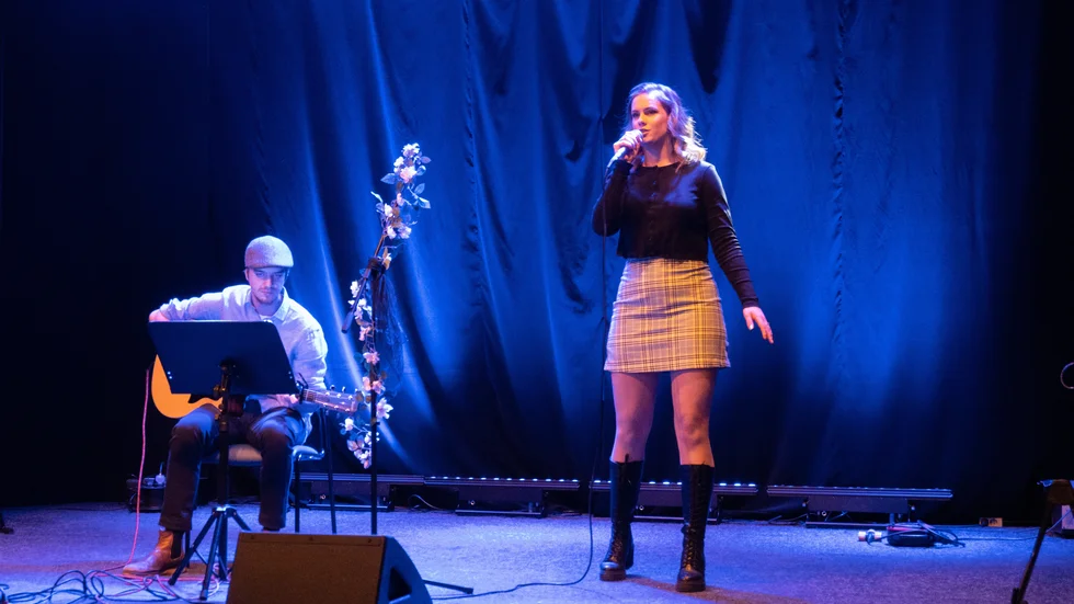Sofie Ström från Ersnäs framför eget material ackompanjerad av Jesper Lindqvist och de ställer upp gratis för Musihjälpen. "Alla graviditeter är en risk och jag har själv tvillingar. Hade det inte varit för den svenska sjukvården hade jag eventuellt inte klarat mig, så därför är det här väldigt viktigt mig", säger hon. 17 janjuari ska hon släppa sin första singel, "Jag finns alltid här" och det är en av de låtar som publiken får höra ikväll.