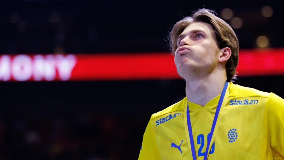 Skarias Ulriksson depapr efter att ha fått silvermedaljen runt halsen.