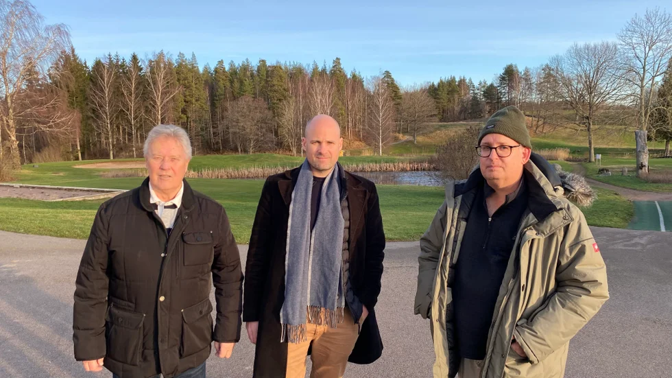 Motala golfklubbs ordförande Sven-Göran Andersson, styrelseledamot Björn Orrenius och banchef Erik Ross berättar att klubben söker kommunens stöd med borgen för ett lån. Klubben vill köpa loss sin mark. 