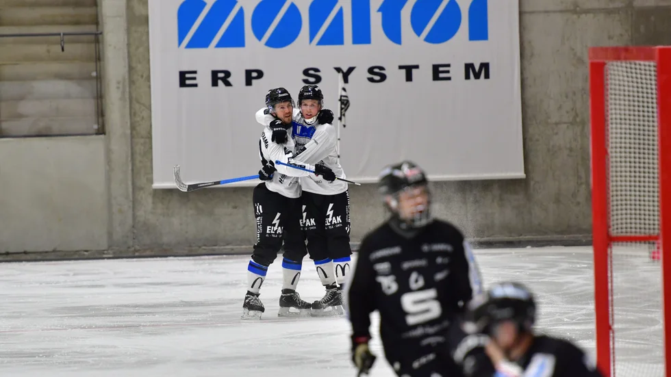Albin Thomsen och Ted Bergström jublar efter Sirius tredje mål mot Sandviken, men det satt hårt åt i Göransson Arena. Sirius avgjorde i slutminuterna.