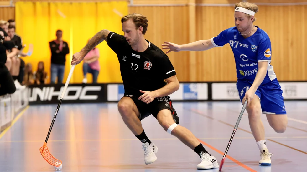Hemvändande Gustav Sandberg stod för två mål i seriepremiären mellan Trosa Edanö och IFK Gnesta, en sattes på straff. Linus Holmberg i Gnesta vill ha bollen också.