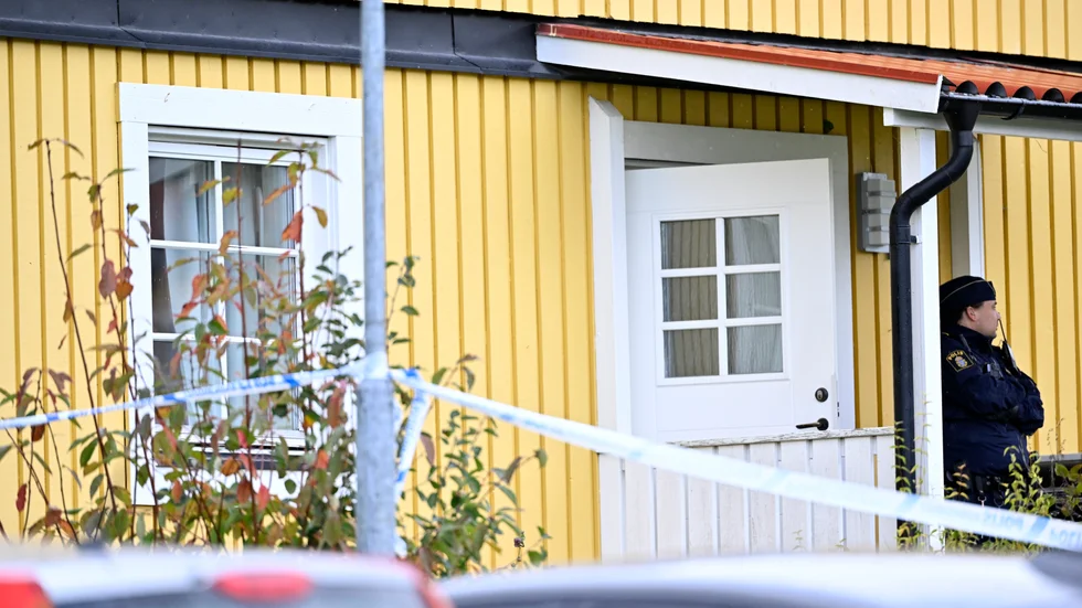 Polis och avspärrningar i villaområdet i Sollentuna norr om Stockholm på tisdagen.