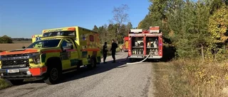 En person till sjukhus med ambulans efter villabrand