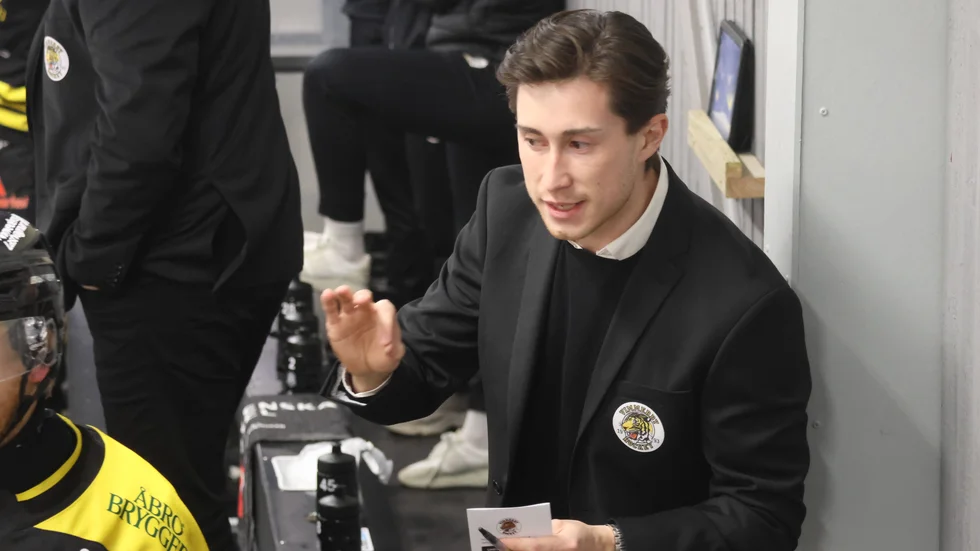 Anton Carlsson manar på sitt manskap efter att VH tagit ledningen med 3-1. Men VH lyckades inte knyta ihop säcken utan föll med 4-3 efter straffar.