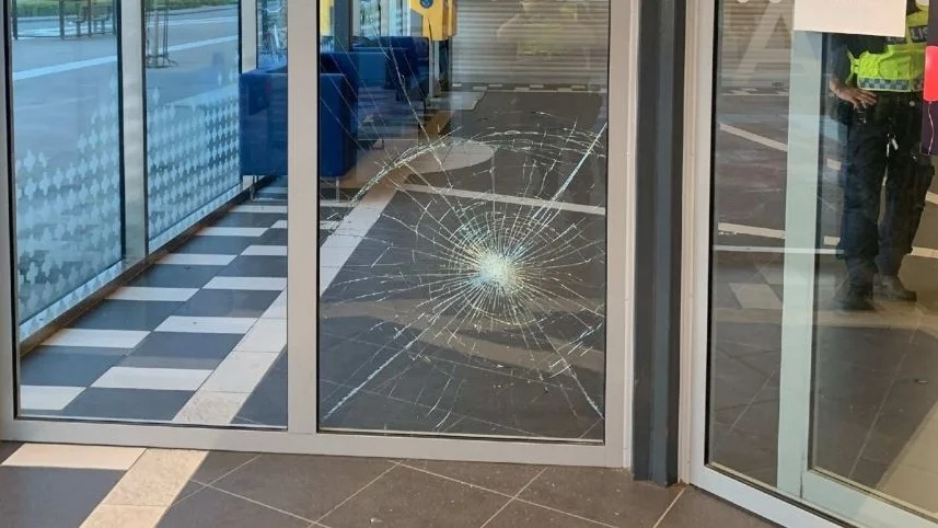 Tonåringen ska ha krossat rutan för att han var arg på vakten. 