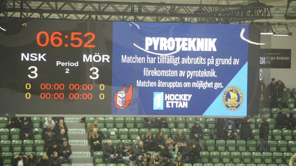 Nu är botten nådd, skriver insändarskribenten, och tänker på den fyrverkeripjäs slängdes in på plan när NSK spelade..