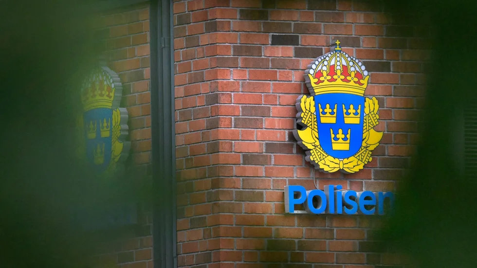 En polisanställd straffas med löneavdrag efter olämplig bisyssla.