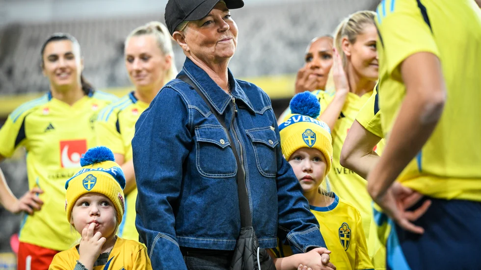 Damlandslagets landslagschef Marika Domanski Lyfors i samband med mittfältaren Caroline Segers avtackning i början av december förra året.