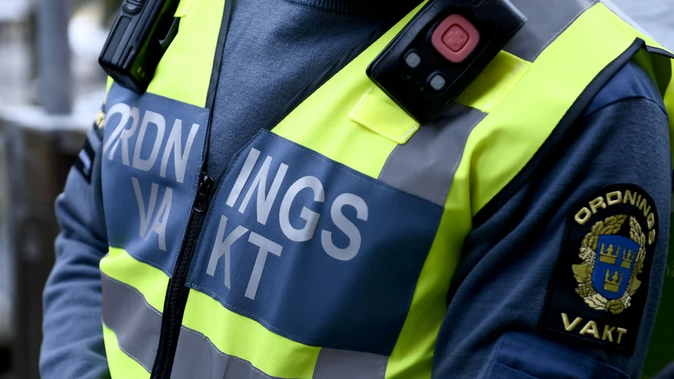 Ordningsvakten är kritisk mot polisens agerande i samband med tumultet på nattklubben.