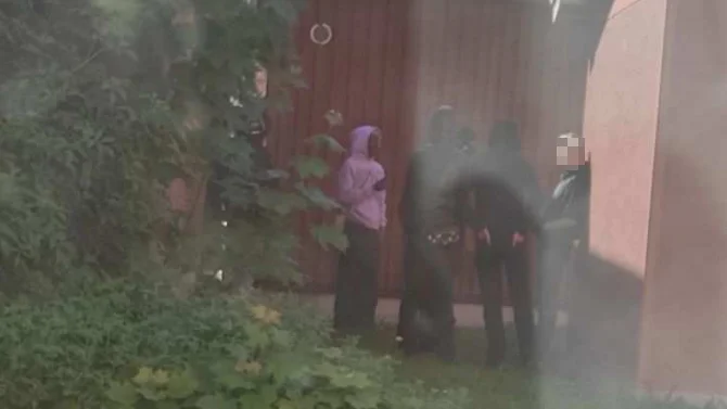 De maskerade pojkarna fotograferades av vittnen under den inledande konfrontationen på en parkeringsplats i södra Nyköping.