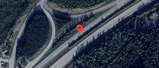 Olja på vägen stör trafiken på E18