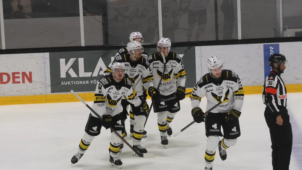 Västeråsjubel efter ett av sina fem mål i matchen. 