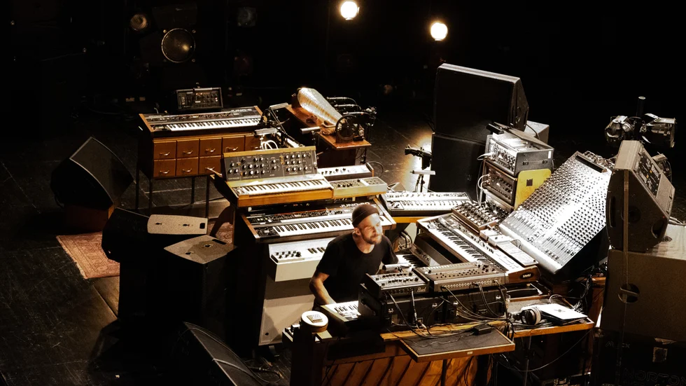 Musikern, kompositören och producenten Nils Frahm från Tyskland bjöd på sitt helt unika, musikaliska universum och skapade magi på Kulturens hus.