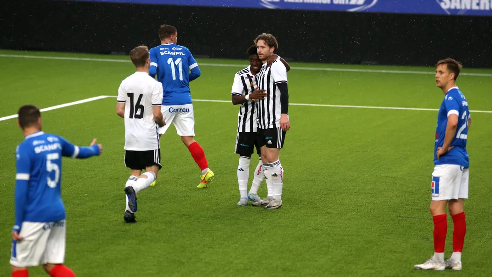 Målfirande nummer ett. Emanuel Arvidsson slog till tidigt och gav Sylvia greppet som laget behövde i östgötaderbyt.