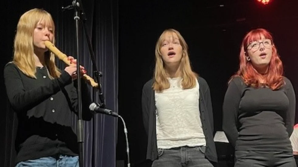 Med hjälp av fyra konserter hoppas eleverna öka intresset för estetiska programmet på Nyköpings gymnasium. Här är det Alva Markbäck, Elsa Hansen och Disa Bergman som framträder.