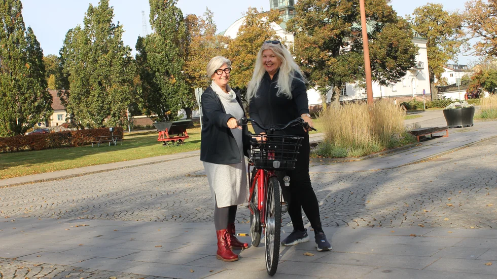 Tina Harju och Sonja Ander Slootman skulle gärna ta cykel till jobbet om det bara fanns en cykelväg mellan Vadstena och Motala. "Den har vi väntat länge på", säger Tina.