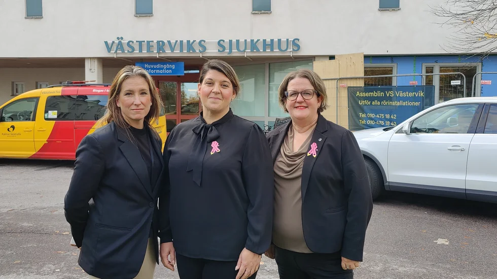 Lena Granath (V), Angelica Katsanidou (S) och Karin Helmersson (C) är glada över att regionen inte behövt varsla några medarbetare trots det tuffa ekonomiska läget.