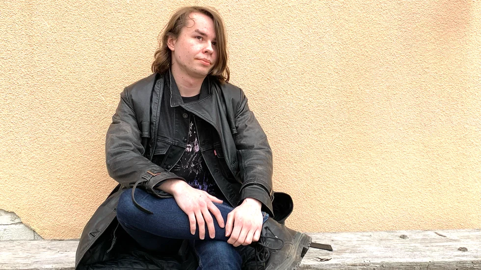 Emil Sörestedt Skoghage har flyttat till Solviks folkhögskola utanför Skellefteå för att följa sin dröm om att bli författare. Han medverkar med en novell i nyligen utgivna antologen ”Drömmar och verklighet – berättelser från en ö”.