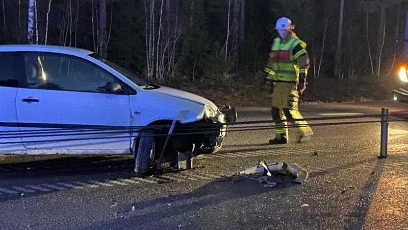 I höjd med Långbrössle, mellan Vimmerby och Frödinge, körde bilföraren in i vajerräcket.