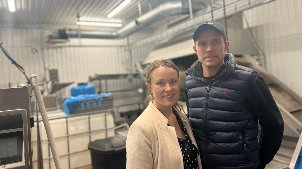 Elin Berg och Anton Pettersson driver tillverkningen av Skedevi chips. Här står de i den äldre delen av verksamhetsbyggnaden. 
