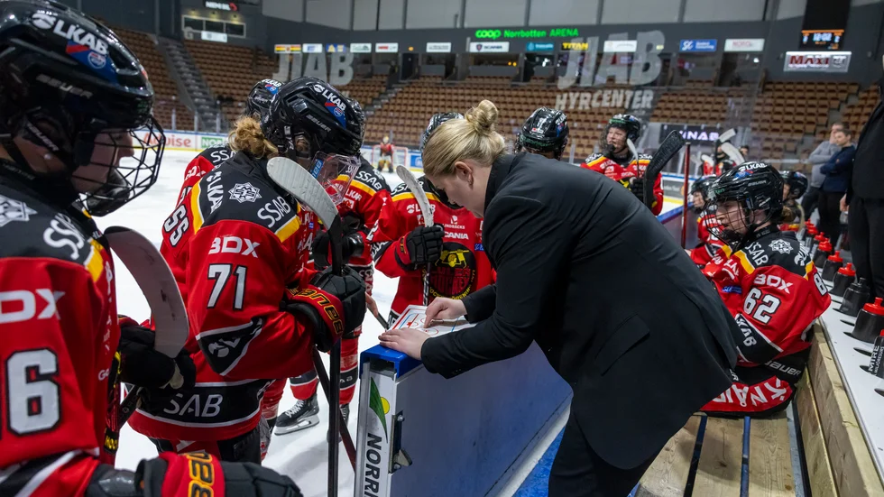 "Jag vet inte vem jag skrek åt, det var nog alla", säger Melinda Olsson som var en av de som röt till när det smällde till i sargen i slutsekunderna.