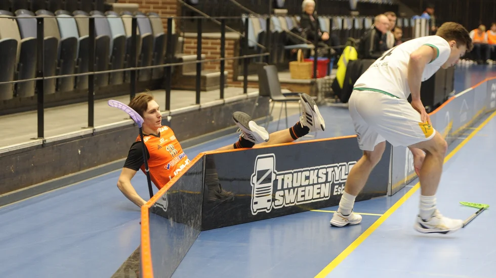 Christofer Berggren tacklades ut över sargen. Lite plattfall blev det för Onyx under lördagens möte mot Lillån.